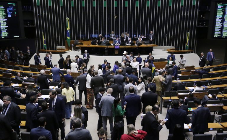 Discussão e votação de propostas legislativas.