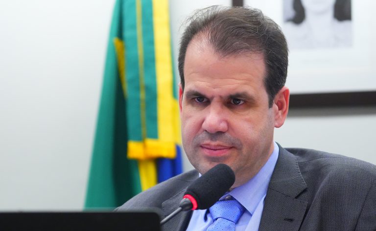 Deputado Aureo Ribeiro fala ao microfone