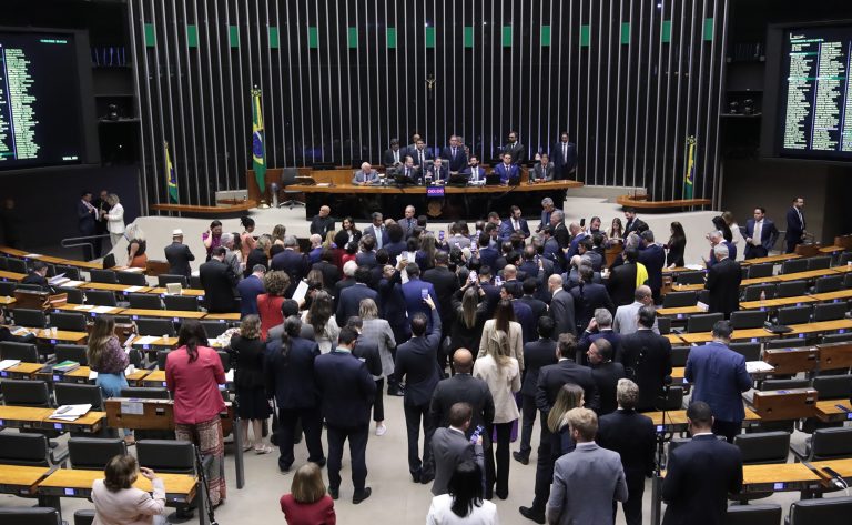 Deputados reunidos no plenário