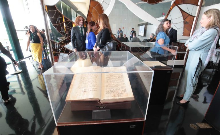 Documentos do acervo histórico da Câmara em exposição