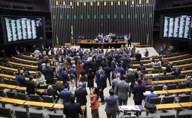 Deputados na sessão do Plenário desta quarta-feira