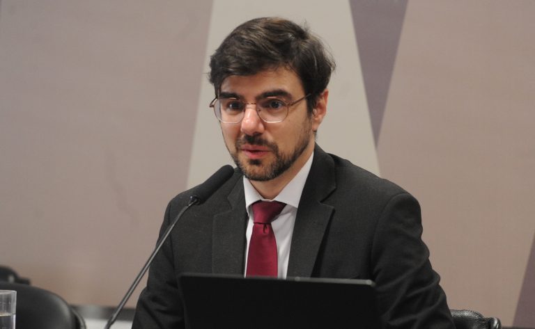 Tributação de aplicações financeiras e ativos virtuais no País e dá outras providências. Secretário de Política Econômica do Ministério da Fazenda, Representante de Fernando Haddad, Ministro de Estado da Fazenda, Guilherme Mello