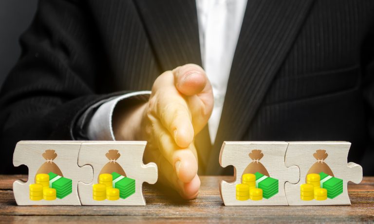 Palma da mão divide ao meio peças de quebra-cabeças com desenhos de dinheiro