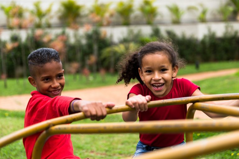 Crianças brincando no parquinho