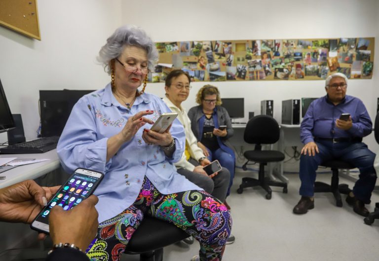 Direitos Humanos - idoso - terceira idade envelhecimento inclusão digital telefones celulares tecnologia