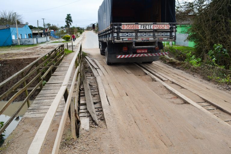 Transporte - estradas e ruas - pontes (ponte de madeira em Pelotas-RS)