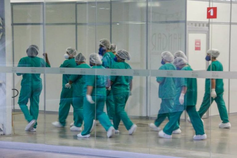 Médicos e enfermeiros em hospital