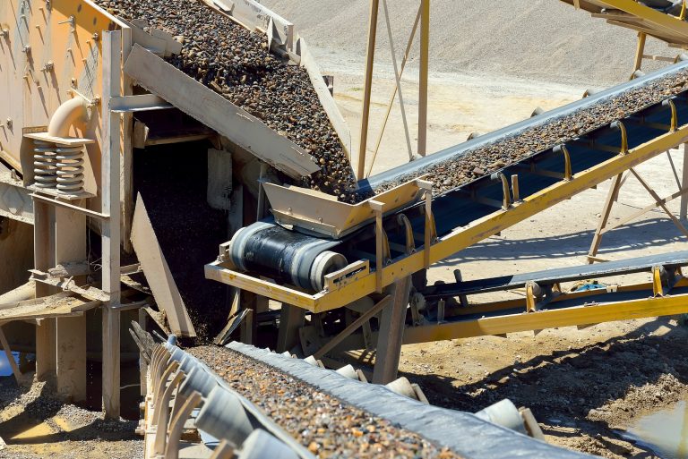 Economia - geral - mineração minas mineiros exploração riquezas minerais solo minérios rejeitos poluição