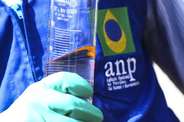 Servidor da Agência Nacional do Petróleo, Gás Natural e Biocombustíveis (ANP) analisa amostra de combustível