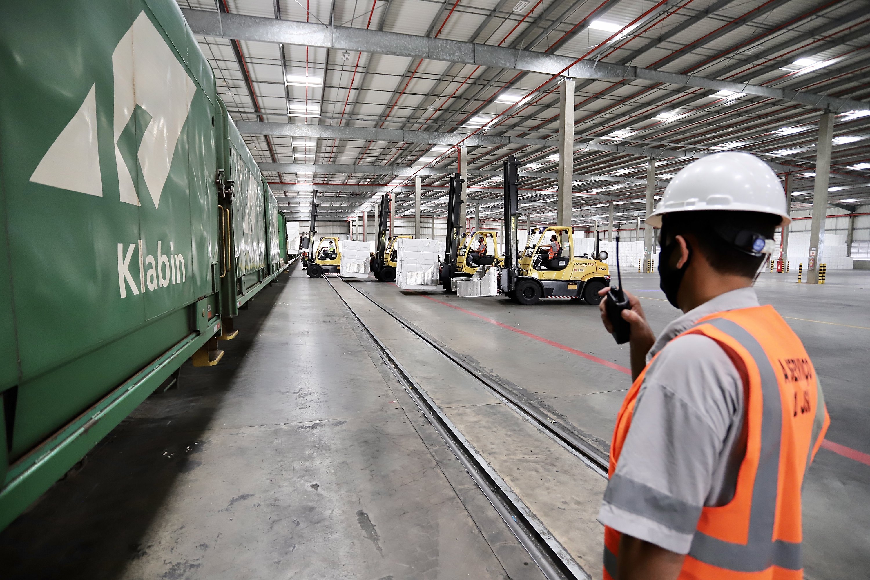 Transporte - barcos e portos - A quantidade de vagões e o volume de cargas movimentadas via ferrovia com origem ou destino ao Porto de Paranaguá aumentaram no primeiro semestre.