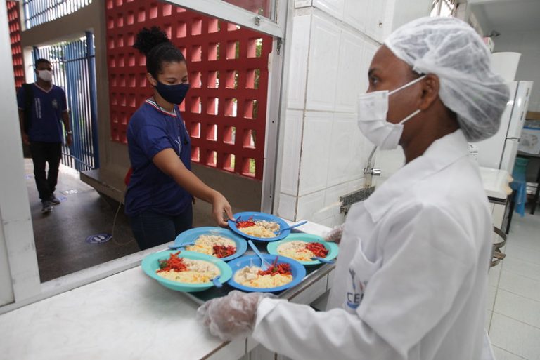 Educação - geral - alimentação escolar - merenda escolar - Fundeb - Estudantes têm uma refeição a mais com o início do ensino híbrido.