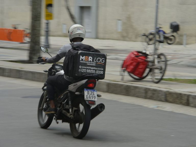 Trabalho - geral - entregador de aplicativo - Rio de Janeiro (RJ), 15/02/2023 – Trabalhador de entrega por aplicativo percorre ruas no centro do Rio de Janeiro