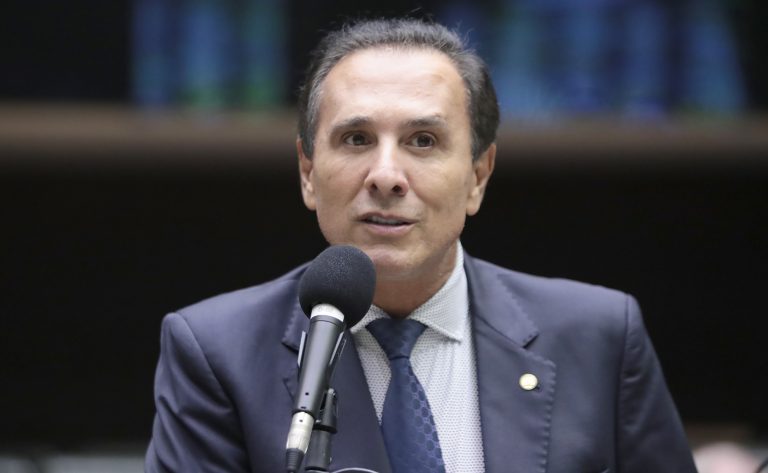 Deputado Carlos Henrique Gaguim (União-TO) fala no Plenário da Câmara dos Deputados