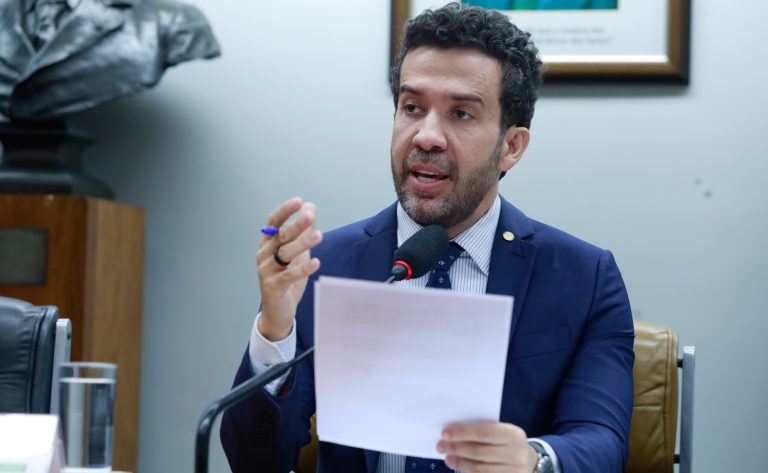 Deputado André Janones fala ao microfone