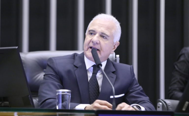 Deputado Julio Lopes fala ao microfone