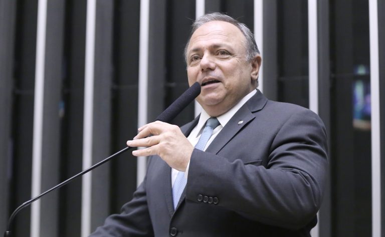 General Pazuello discursa no plenário