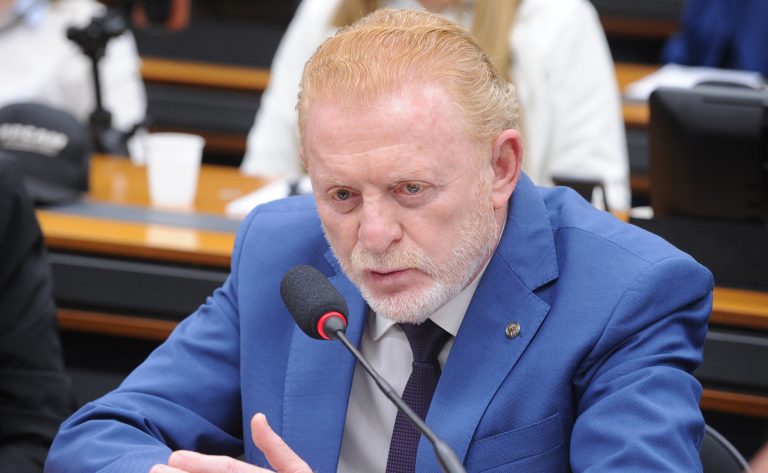 Deputado Vermelho (PP-PR) fala em comissão na Câmara dos Deputados