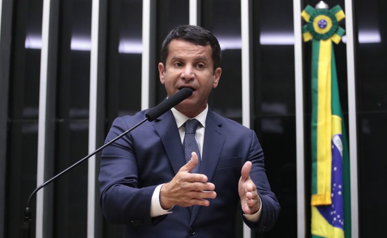 Deputado Doutor Luizinho fala ao microfone