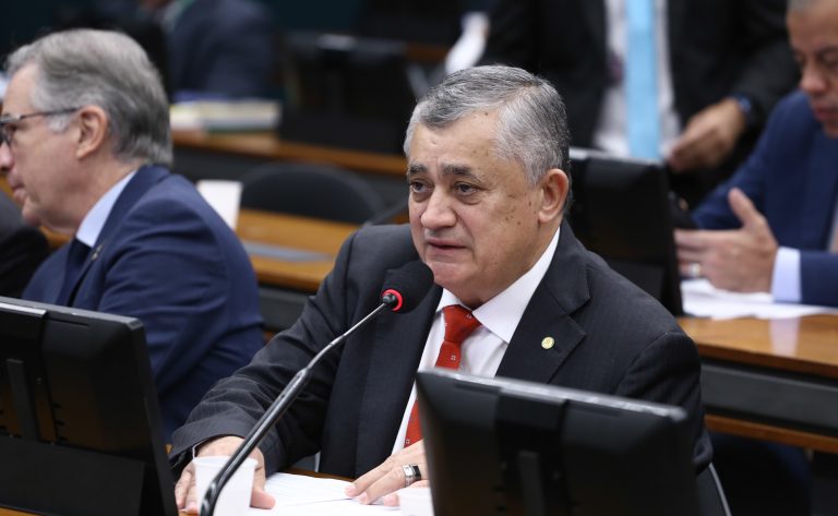 Discussão e votação do parecer do relator. Dep. José Guimarães (PT - CE)