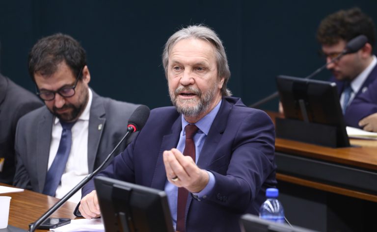 Deputado Pedro Uczai (PT-SC) fala em comissão da Câmara dos Deputados
