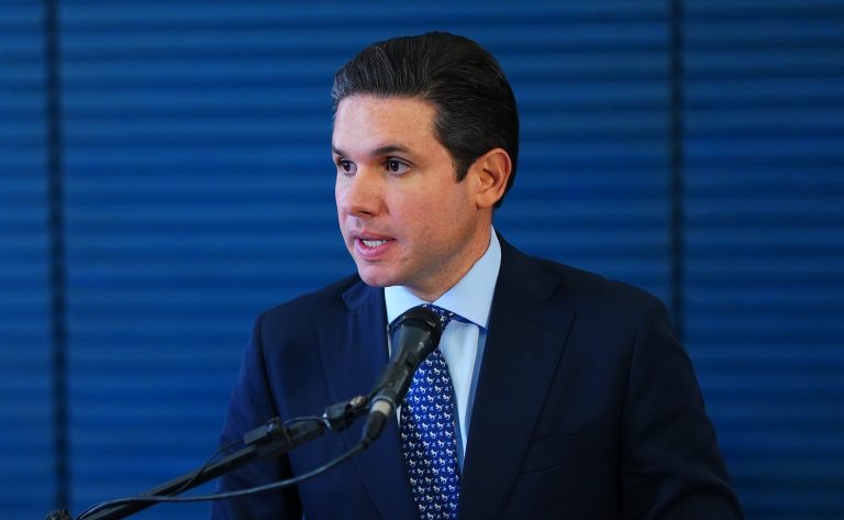 Motta fala ao microfone