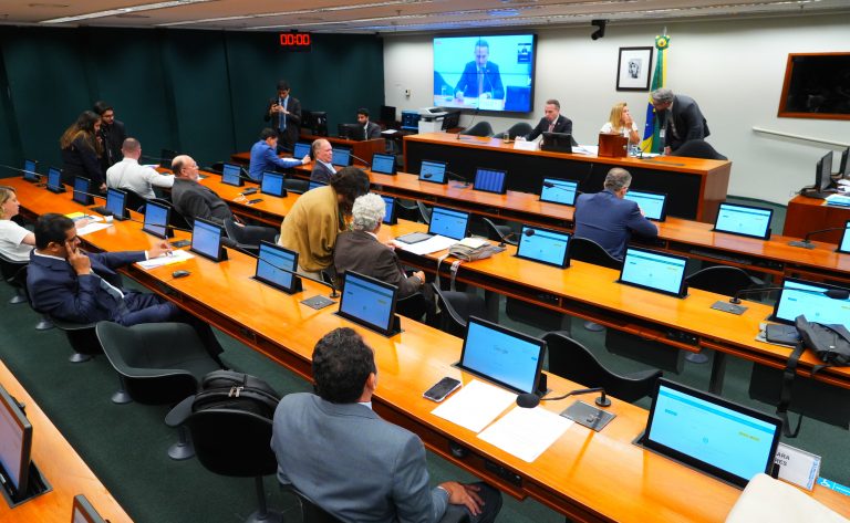 Pessoas reunidas em uma sala