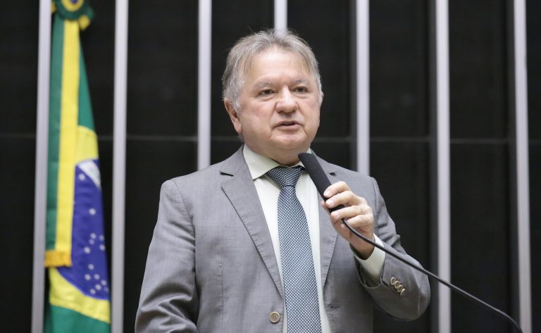 Deputado Merlong Solano fala ao microfone
