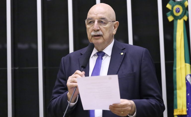 Deputado Osmar Terra fala ao microfone