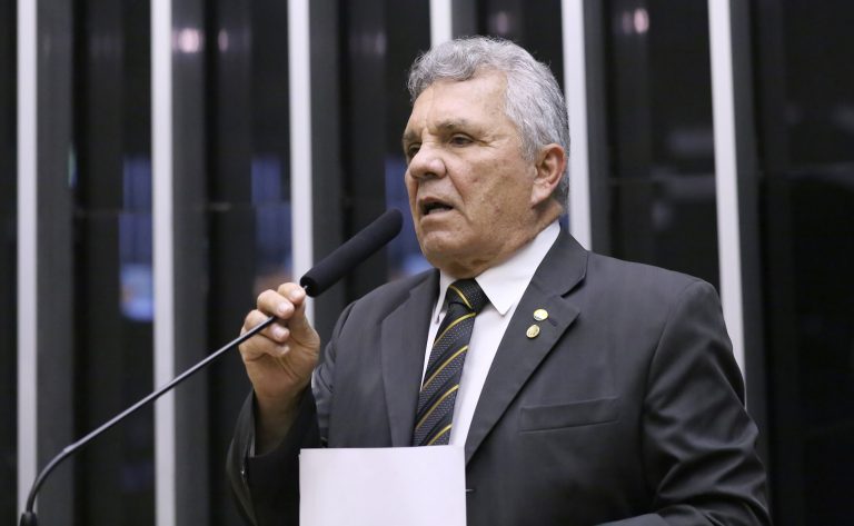 Deputado Alberto Fraga fala ao microfone