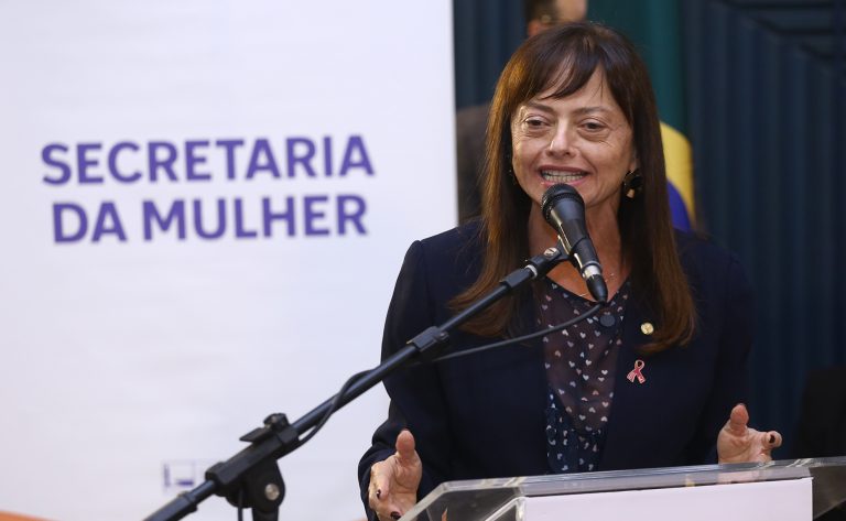 Ato Solene de Abertura da Campanha Outubro Rosa. Dep. Alice Portugal (PCDOB-BA)