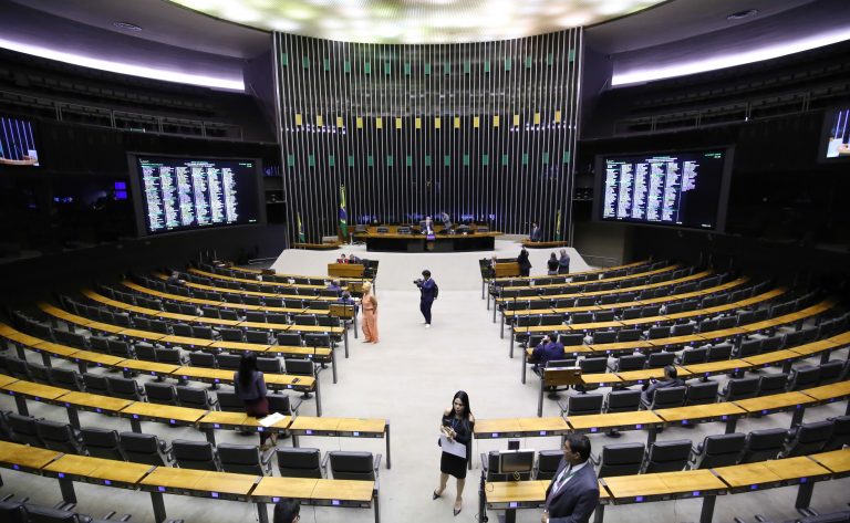 Discussão e votação de propostas legislativas.