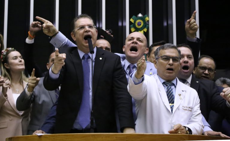 Discussão e votação de propostas legislativas.
