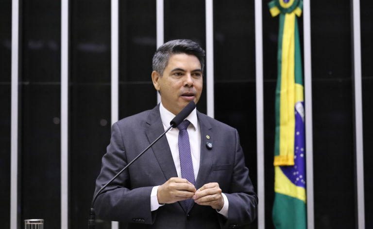 Deputado Messias Donato (Republicanos-ES) fala no Plenário da Câmara dos Deputados