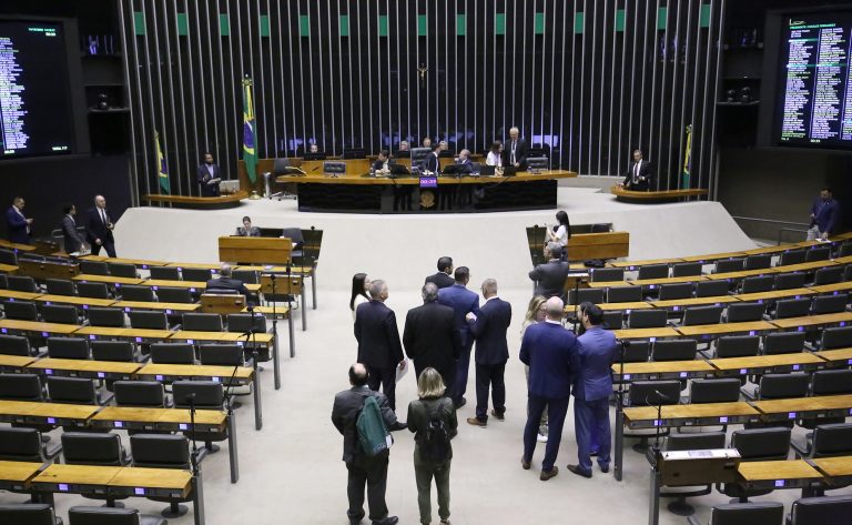 Discussão e votação de propostas legislativas