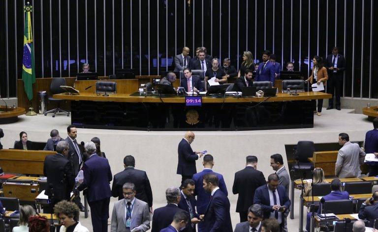 Discussão e votação de propostas legislativas.