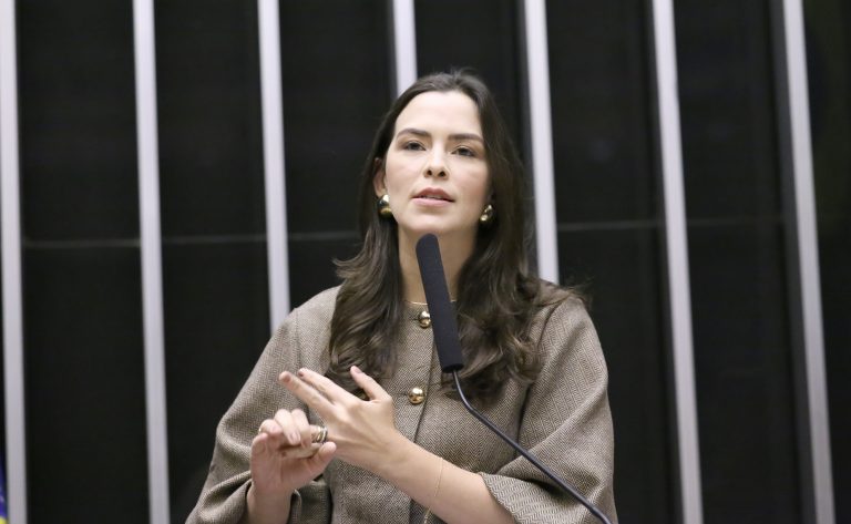 Deputada Maria Arraes fala ao microfone