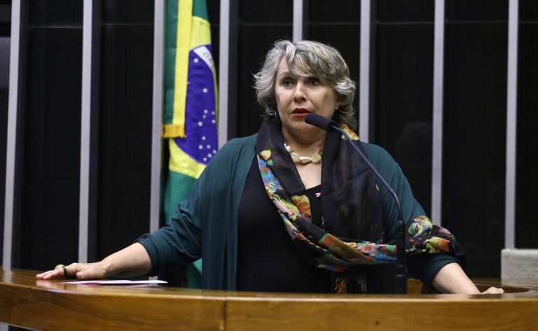 Homenagem à campanha internacional do outubro rosa. Dep. Erika Kokay (PT-DF)