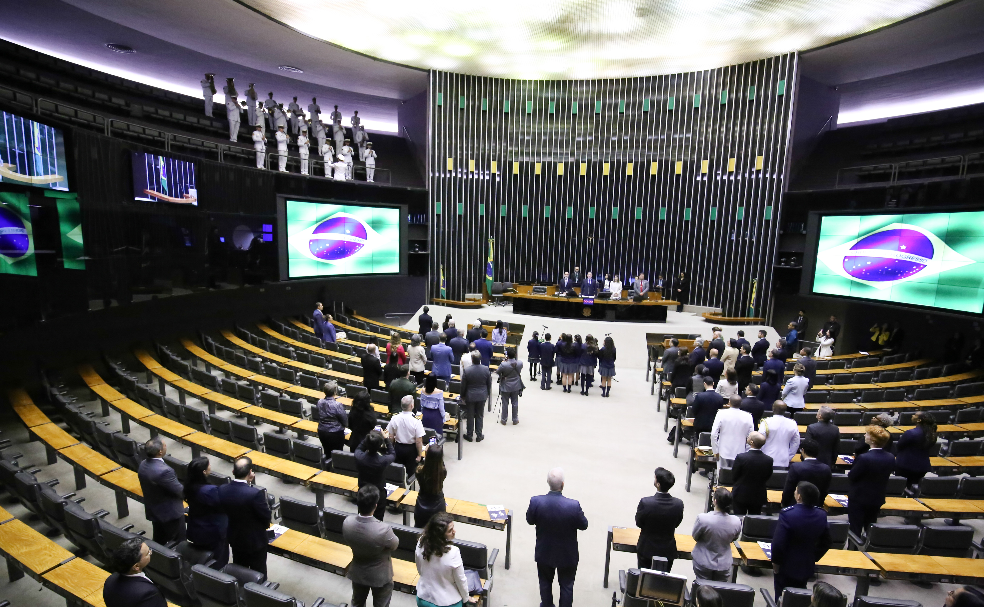 Homenagem aos 200 anos das Relações entre Brasil e Reino Unido. Deputados reunidos no Plenário da Câmara