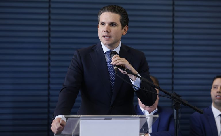 Hugo Motta fala ao microfone