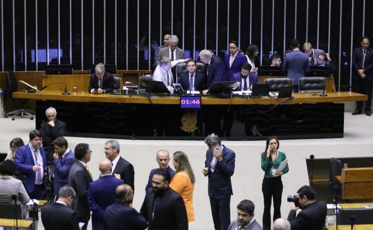Discussão e votação de propostas legislativas.