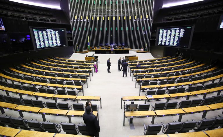 Deputados reunidos no plenário