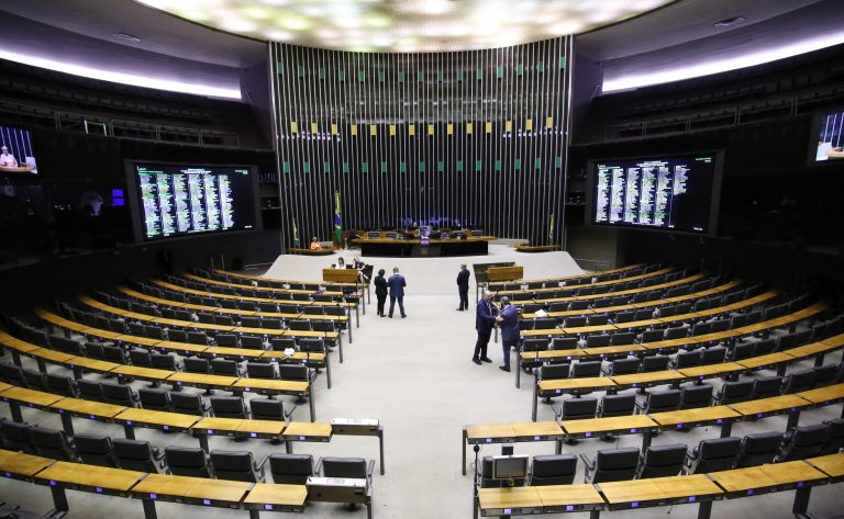 Discussão e votação de propostas legislativas.