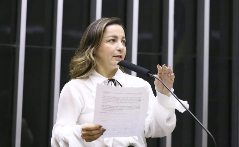 Deputada Professora Marcivania fala ao microfone