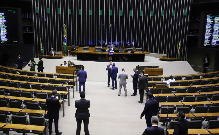 Deputados reunidos no plenário
