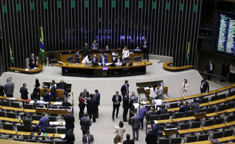 Discussão e votação de propostas legislativas.