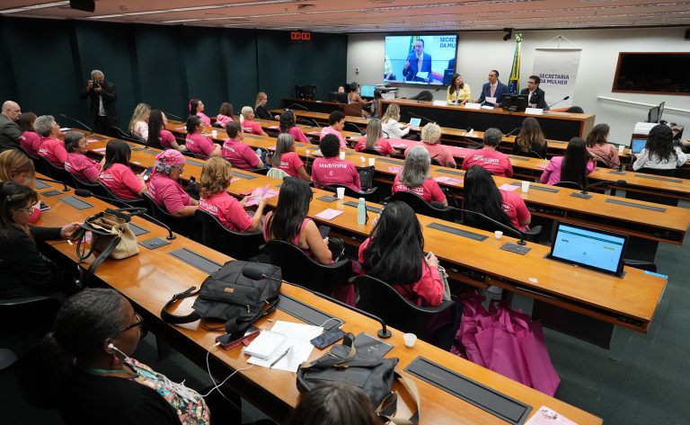 Seminário - Zero Mortes Evitáveis por Câncer de Mama: Acesso, Desafios e o Papel dos Três Poderes e da Sociedade Civil. Representante - Conselho Nacional de Justiça, Daiane Lira. Dep. Weliton Prado (SOLIDARIEDADE-MG).
