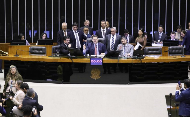 Deputados reunidos no plenário