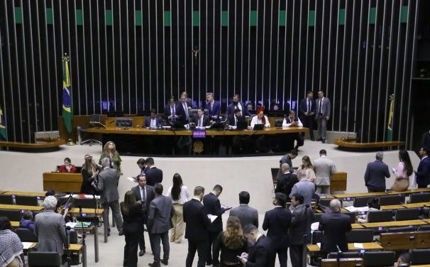 Discussão e votação de propostas legislativas.