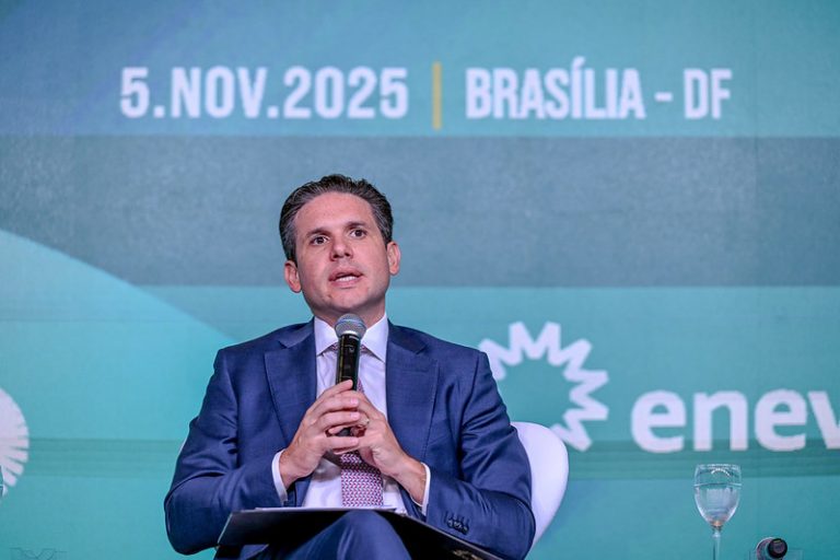 Motta discursa em semiário sobre o setor elétrico