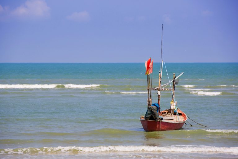 Barco de pesca na beira do mar